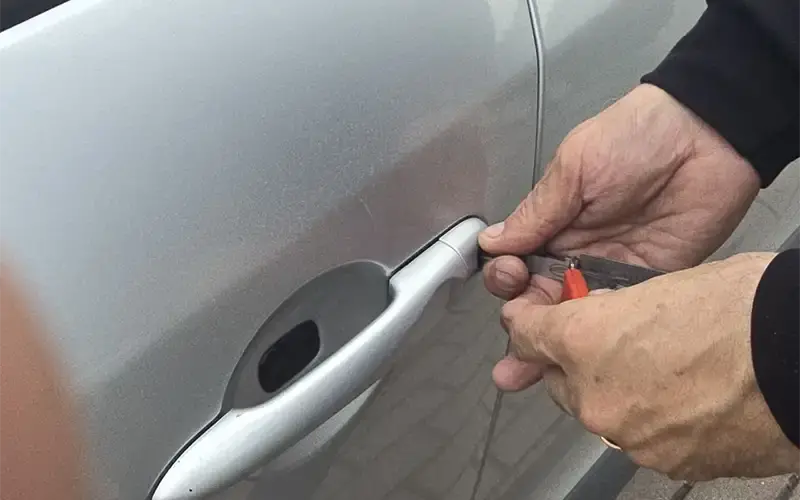 Emergency Car Opening: What to Tell the Locksmith During the Call