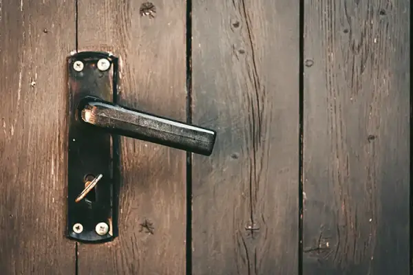 What to Do If the Door Closed and the Keys Are Inside