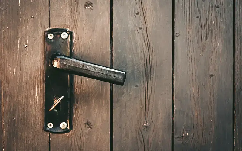 What to Do If the Door Closed and the Keys Are Inside