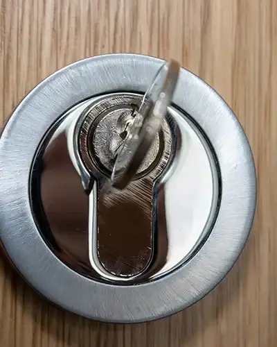 Emergency Door Opening With Broken Key