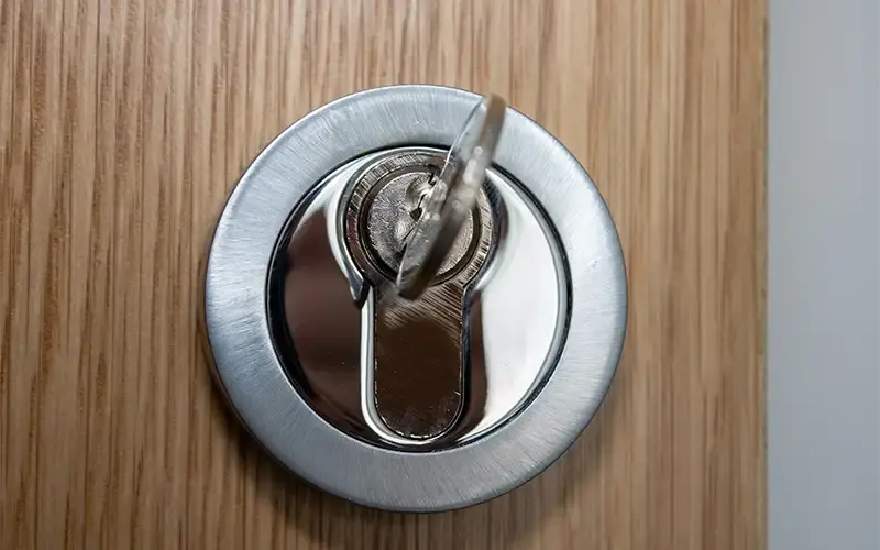 Emergency Door Opening With Broken Key